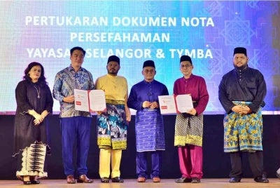 Amirudin (tiga dari kanan) menyaksikan pertukaran dokumen nota persefahaman bersama Yayasan Selangor dengan TYMBA. Foto: Asril Aswandi Mohd Syukur