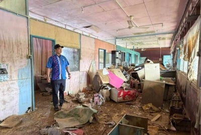 James meninjau kerosakan di SK Bawang K9, Tangkarason, Beluran yang dilanda banjir baru-baru ini.
