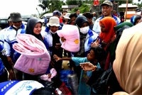 Kakitangan MSU, Majlis Perwakilan Pelajar dan wakil MSUCares menghulurkan bantuan berupa selimut kepada mangsa bencana.