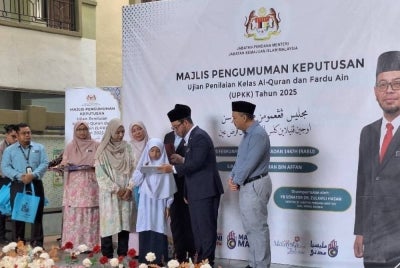 Zulkifli (tengah) ketika menyempurnakan Majlis Pengumuman Keputusan UPKK 2025 pada Rabu. Foto: Bernama 