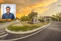 Penamaan spesies ini dibuat sebagai penghargaan terhadap sumbangan beliau dalam bidang parasitologi ikan dan biodiversiti marin, sekali gus mengharumkan nama negara di pentas saintifik antarabangsa. Gambar kecil: Profesor Madya Dr Hafiz 