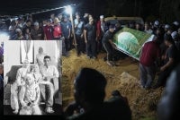 Majlis pengebumian berlangsung dalam suasana tenang dan penuh hiba dengan kehadiran kira-kira 500 orang terdiri daripada ahli keluarga, saudara-mara serta penduduk kampung. 