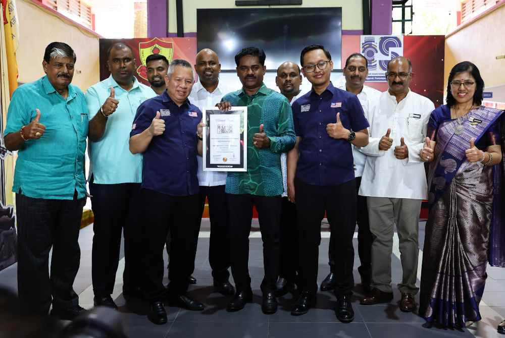 Mohan menerima sijil pengiktirafan MBR atas pencapaian pemasangan panel interaktif pintar terbanyak bagi sekolah Tamil di SJKT Rantau, Negeri Sembilan.