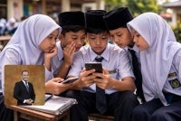 Akses internet tanpa kawalan dan penggunaan gajet tidak dipantau menjadi antara pencetus utama gejala ini. Gambar kecil: Profesor Madya Dr Mohd Izwan 