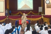 Mastika sewaktu mengendalikan program kaunseling dan ceramah di sekolah.
