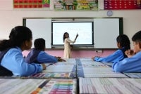 Guru SJKT Rantau, R Uma menggunakan panel interaktif pintar sebagai alat pembelajaran.