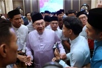 Anwar (tengah) ketika sesi ramah mesra secara santai bersama para pelajar pada Majlis Berbuka Puasa KPM dan KPT di Kompleks Seri Perdana pada Sabtu lalu.