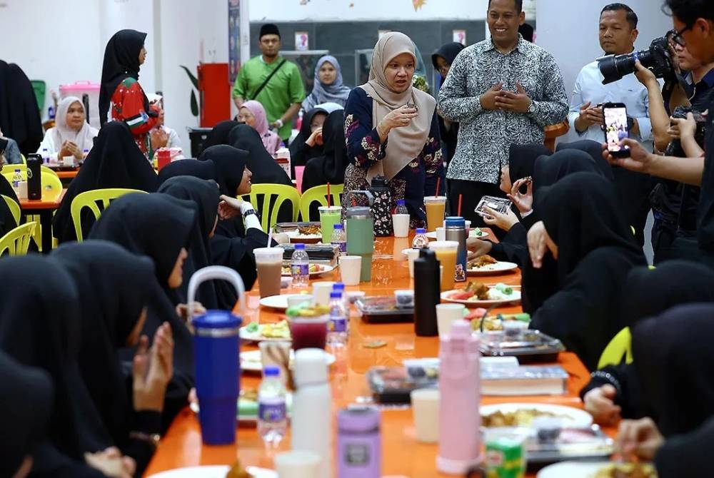 Fadhlina menyantuni para pelajar sewaktu berbuka pada Majlis Jaulah Ramadan Komuniti Kementerian Pendidikan di SM Integrasi Sains Tahfiz Majlis Agama Islam Wilayah Persekutuan. 