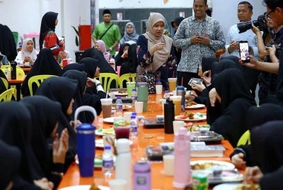 Fadhlina menyantuni para pelajar sewaktu berbuka pada Majlis Jaulah Ramadan Komuniti Kementerian Pendidikan di SM Integrasi Sains Tahfiz Majlis Agama Islam Wilayah Persekutuan. 