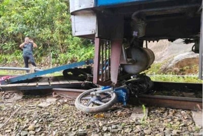 Kereta api merempuh motosikal troli di Batu 11, Tenom-Pangi.