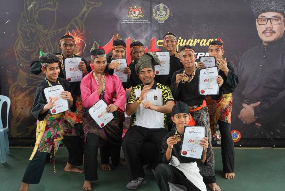 Atlet DBTC meraikan kejayaan bersama Cikgu Fuad (tengah) selepas mencatat pencapaian cemerlang dalam kejohanan silat yang disertai.