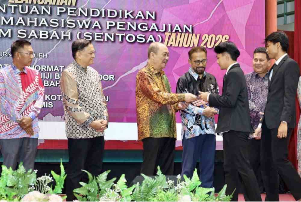 Hajiji menyampaikan sumbangan menerusi insiatif SENTOSA kepada pelajar Politeknik Kota Kinabalu di Dewan Rafflesia Politeknik Kota Kinabalu.
