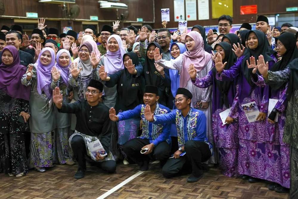 Fadhlina bersama sebahagian pelajar dan guru pada Program Jaulah Ramadan Kementerian Pendidikan Tahun 2026 Negeri Pahang di SMK Sultanah Hajah Kalsom. 