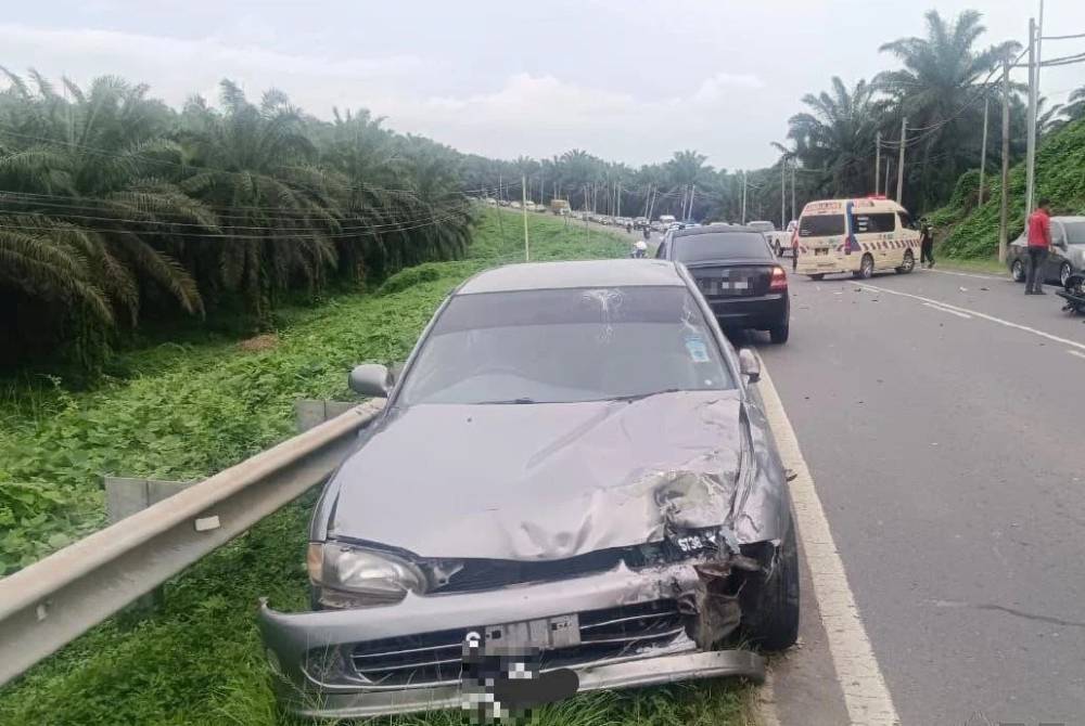 Keadaan Proton Wira yang rosak di bahagian hadapan selepas terbabit kemalangan dengan sebuah motosikal di Jalan Merotai-Tawau, petang semalam. Foto: Ihsan polis