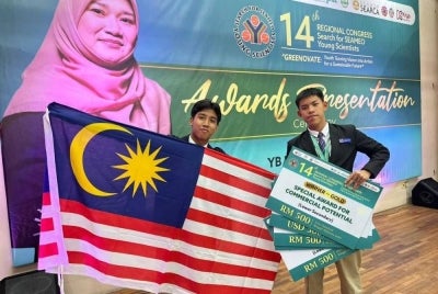 Rayyan Harith (kiri) dan Al Hyfzul Imran (kanan) melakar pencapaian gemilang yang membanggakan KYSM sekali gus membuktikan kemampuan pelajar Malaysia bersaing di peringkat serantau. 