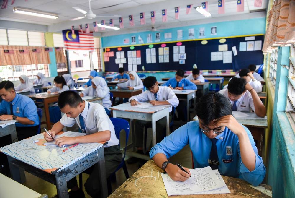 Menurut kenyataan KPM, seramai 413,299 calon telah mendaftar untuk menduduki peperiksaan SPM Tahun 2025 yang berlangsung di 3,350 pusat peperiksaan di seluruh negara. Foto: Arkib Sinar Bestari