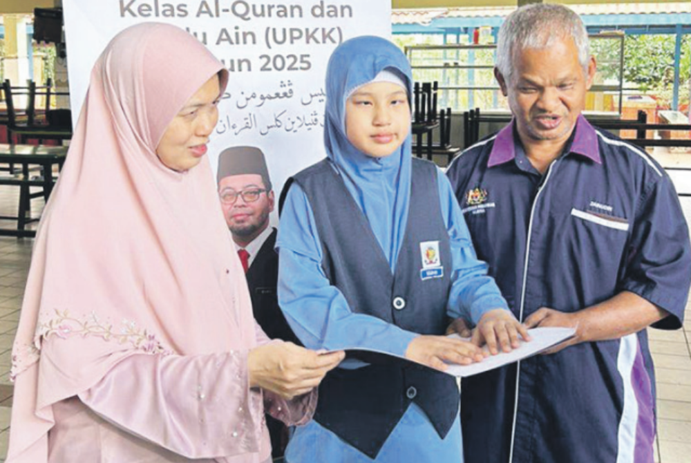 Zainuddin (kanan) bersama Nurul Aina Solehah dan Latipah.
