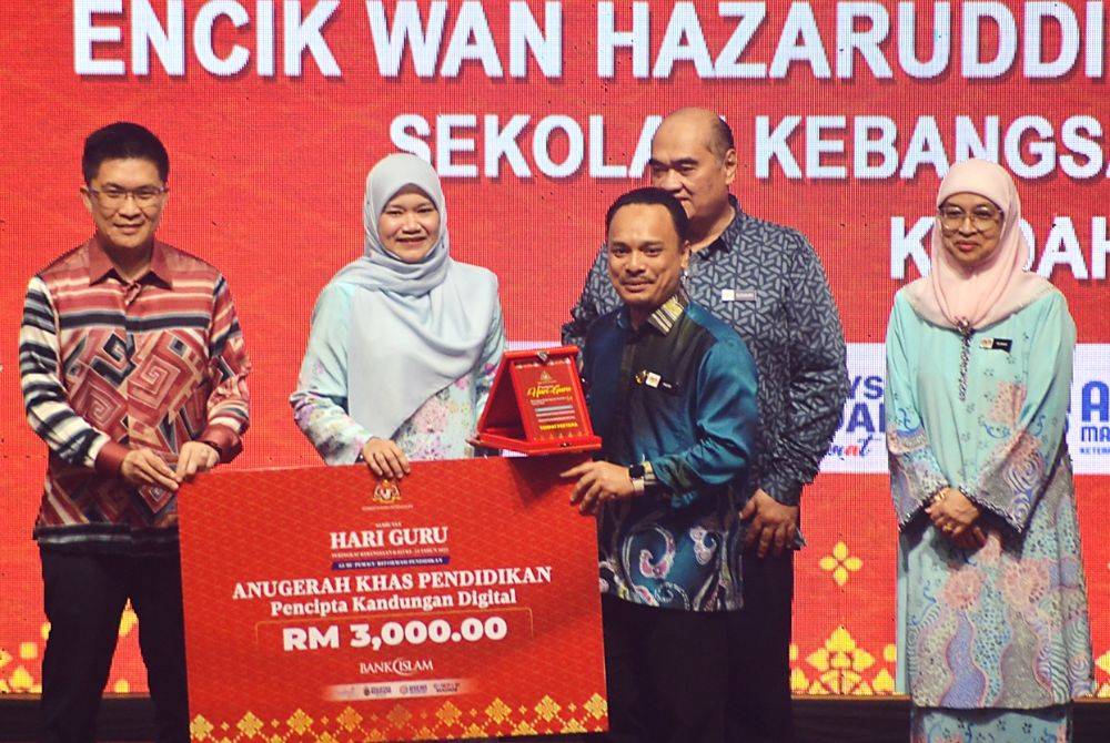 Muallim Hazar (tengah) dinobatkan Johan Anugerah Khas Pendidikan: Pencipta Kandungan Digital Peringkat Kebangsaan 2025 daripada Menteri Pendidikan, Fadhlina Sidek.