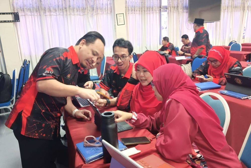 Sesi bimbingan digital untuk guru diadakan bagi memperkasakan kemahiran teknologi dan pedagogi digital mereka.