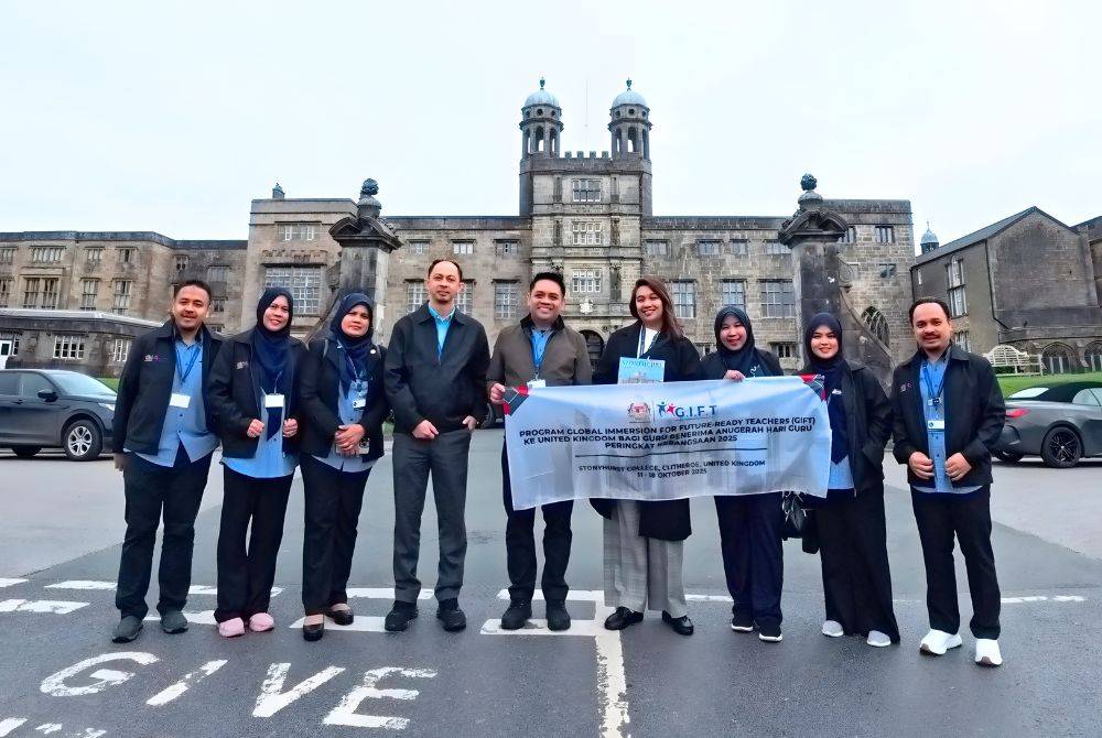 Muallim Hazar (kanan) terpilih sebagai peserta Program Global Immersion For Future-Ready Teachers (GIFT) di United Kingdom baru-baru ini.