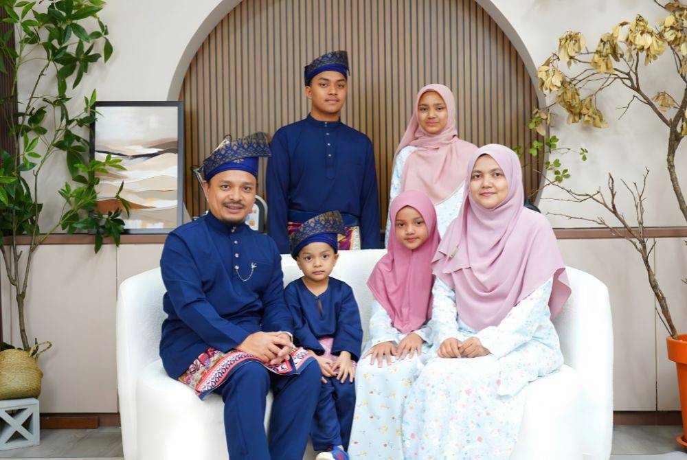 Muallim Hazar sentiasa ditemani keluarga tercinta yang tidak pernah berhenti memberi sokongan terhadap kerjayanya dalam dunia pendidikan.