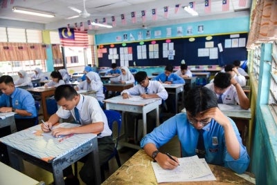 Menurut kenyataan KPM, seramai 413,299 calon telah mendaftar untuk menduduki peperiksaan SPM Tahun 2025 yang berlangsung di 3,350 pusat peperiksaan di seluruh negara. Foto: Arkib Sinar Bestari 