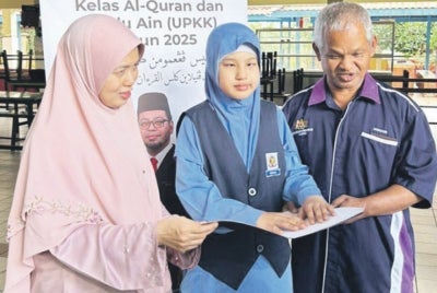 Zainuddin (kanan) bersama Nurul Aina Solehah dan Latipah. 