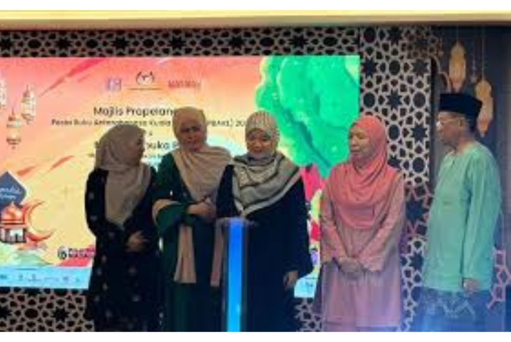 Menteri Pendidikan, Fadhlina Sidek menyampaikan sijil kepada rakan strategik Pesta Buku Antarabangsa Kuala Lumpur (PBAKL) 2026 pada majlis berbuka puasa penggiat industri perbukuan Malaysia di ibu negara. Foto: Berita Harian