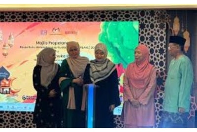 Menteri Pendidikan, Fadhlina Sidek menyampaikan sijil kepada rakan strategik Pesta Buku Antarabangsa Kuala Lumpur (PBAKL) 2026 pada majlis berbuka puasa penggiat industri perbukuan Malaysia di ibu negara. Foto: Berita Harian