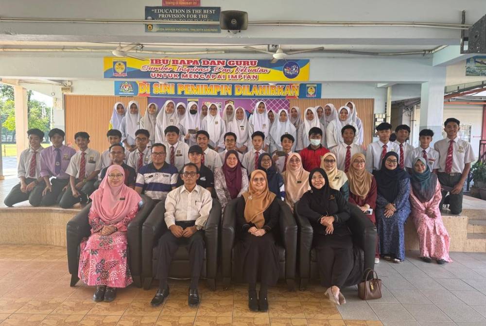 Mohd Fauzi (duduk, dua dari kiri), Aspalela (duduk, dua dari kanan) bersama pelajar yang menerima sumbangan duit raya daripada ZAR Group. 