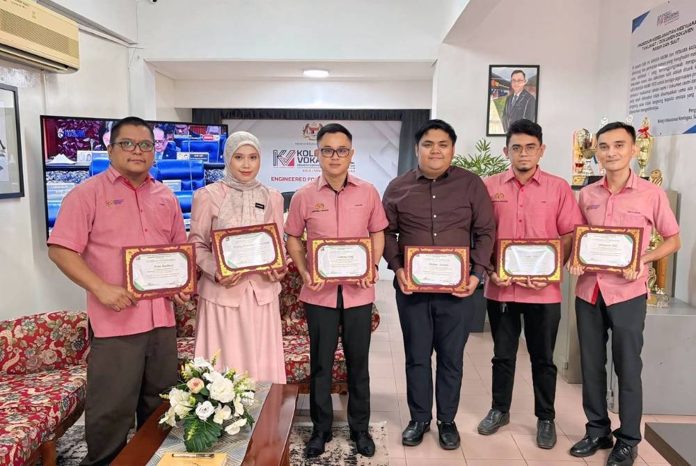 Lumang (tengah) bersama kumpulan guru yang terlibat secara langsung dalam kajian berjudul Steel Steady: Community-based Learning in TVET to Promote Civic Engagement. 