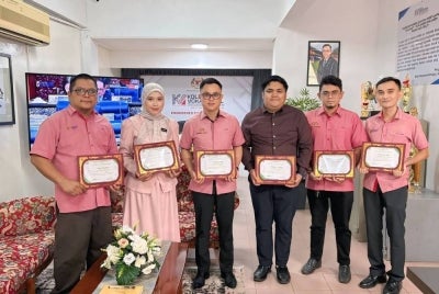 Lumang (tengah) bersama kumpulan guru yang terlibat secara langsung dalam kajian berjudul Steel Steady: Community-based Learning in TVET to Promote Civic Engagement. 