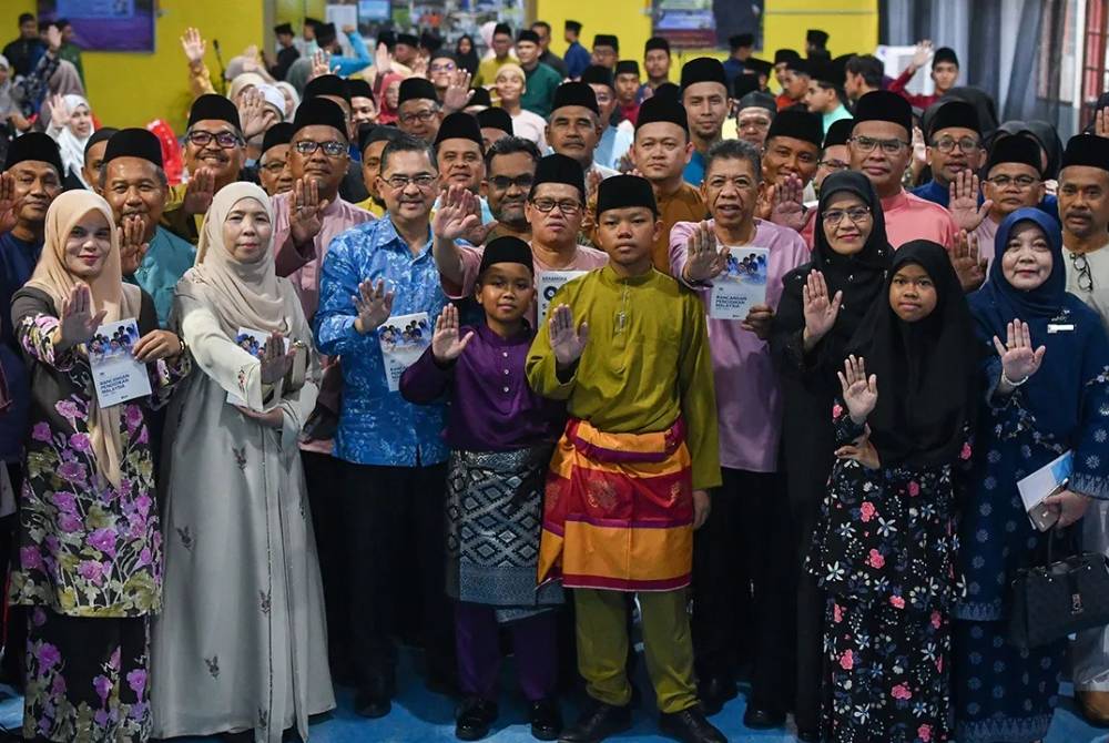 Mohd Azam (tengah) bersama para peserta ketika hadir pada Program Jaulah Ramadan Komuniti Kementerian Pendidikan 2026 di Kolej Vokasional Pengkalan Chepa.