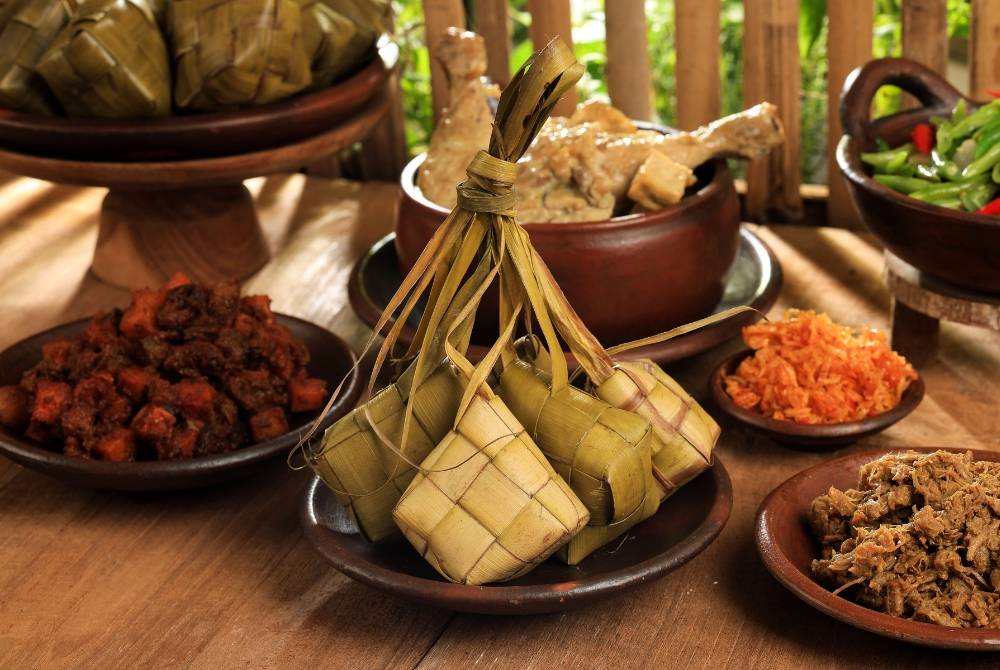 Jika tidak dikawal, pengambilan makanan secara berlebihan boleh menyebabkan badan menjadi lesu, kurang bertenaga dan menjejaskan tumpuan apabila sesi persekolahan kembali bermula. Foto: Canva