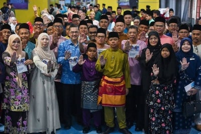 Mohd Azam (tengah) bersama para peserta ketika hadir pada Program Jaulah Ramadan Komuniti Kementerian Pendidikan 2026 di Kolej Vokasional Pengkalan Chepa. 