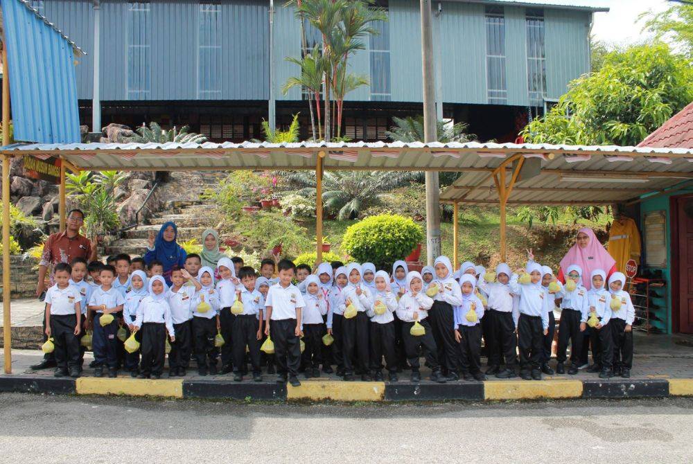 Murid-murid prasekolah SK Bukit Kapar bergambar selepas menerima bubur lambuk masing-masing.