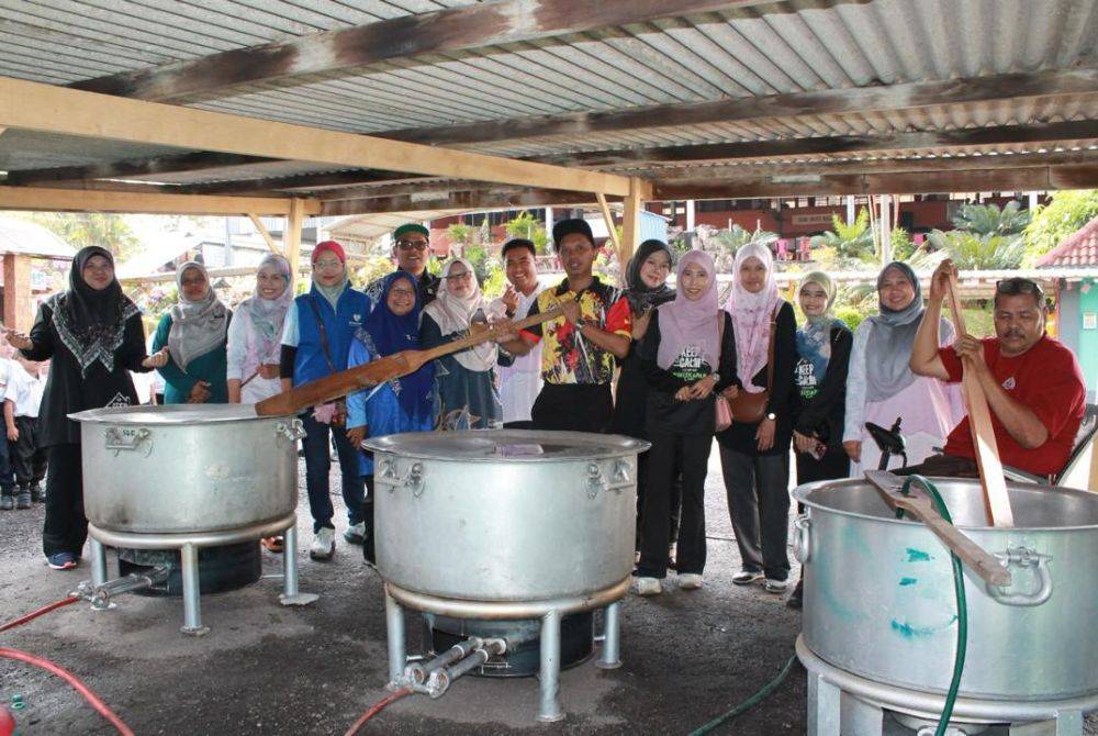 Penyediaan bubur lambuk di SK Bukit Kapar dilaksanakan oleh guru-guru dan wakil Yayasan Kossan.