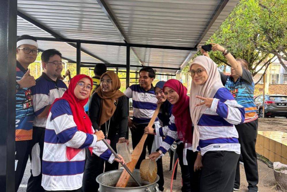 Program Bubur Lambuk Ramadan 2026 di SMK Kota Kemuning, yang dianjurkan buat kali ketiga, berjaya mengeratkan silaturahim seluruh warga sekolah.
