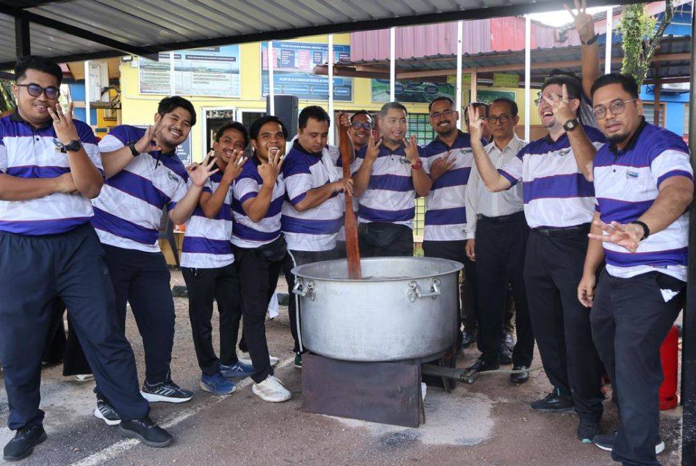 Kumpulan guru SMK Kota Kemuning bergotong-royong memasak bubur lambuk seawal pagi bagi memastikan setiap hidangan siap untuk diagihkan kepada pelajar dan komuniti setempat.