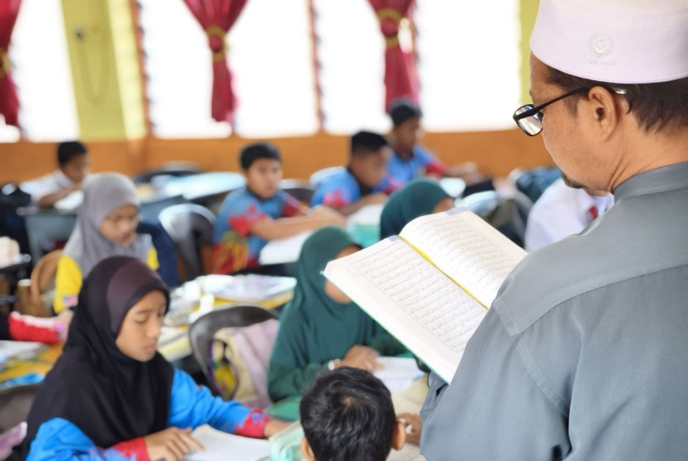 Tadarus al-Quran dilaksanakan dengan bimbingan ustaz atau ustazah semasa waktu rehat.