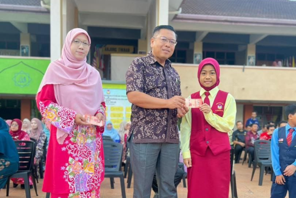 Pemberian wang tunai sejumlah RM10 sebagai ganjaran kepada murid-murid yang berjaya khatam al-Quran.
