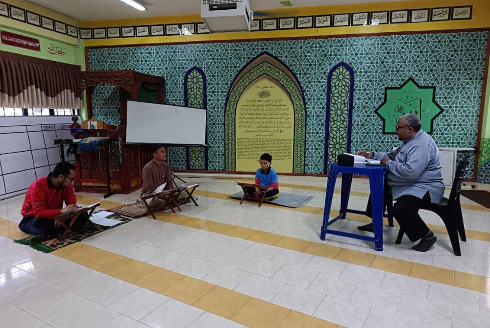 Pertandingan hafazan dilaksanakan dengan para guru sebagai juri.