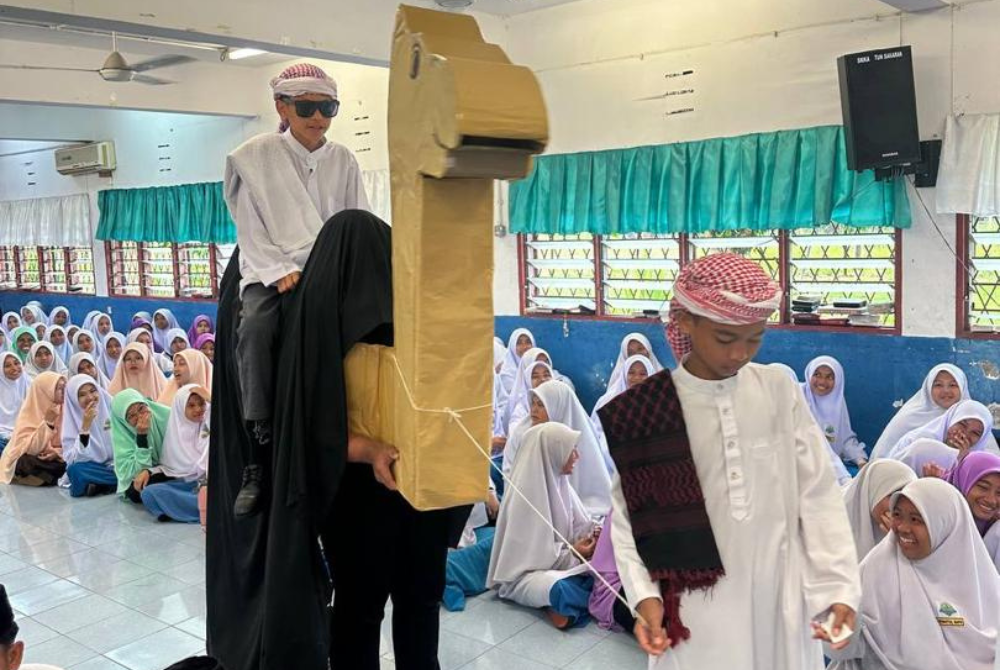 KREATIF... Pembukaan program replika seekor unta sebagai gimik.