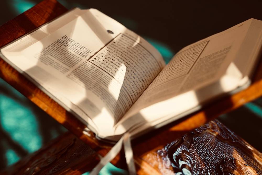 Terdapat ramai penghafaz al-Quran pada masa kini yang akhirnya tidak dapat mengingati semula ayat-ayat yang pernah dihafaz kerana kurang melakukan murajaah atau ulangan bacaan. Foto: Canva