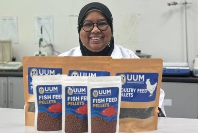 Dr Risyawati menghasilkan pelbagai produk makanan ternakan hasil kajian R&D di UUM. 