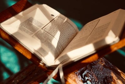 Terdapat ramai penghafaz al-Quran pada masa kini yang akhirnya tidak dapat mengingati semula ayat-ayat yang pernah dihafaz kerana kurang melakukan murajaah atau ulangan bacaan. Foto: Canva