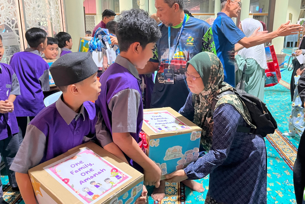Pemberian pek bantuan makanan kepada keluarga asnaf.