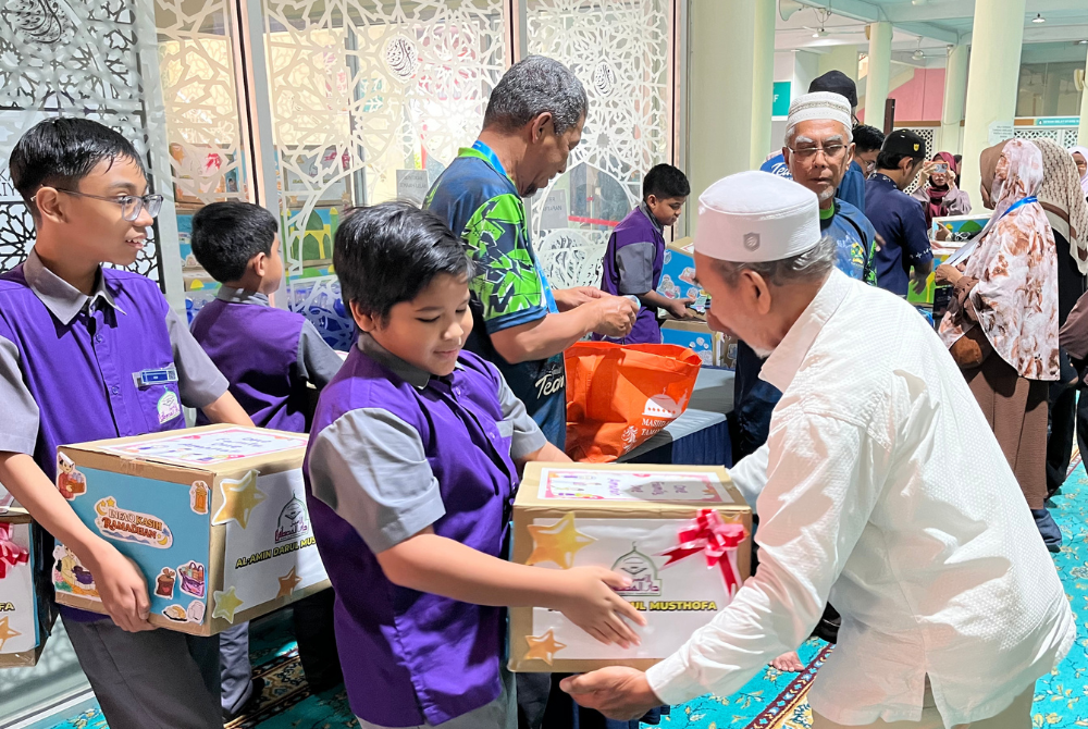 Pemberian pek bantuan makanan kepada keluarga asnaf.