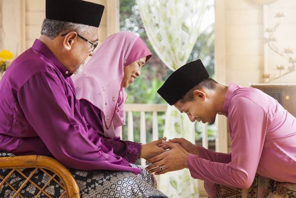 Amalan paling utama ketika beraya ialah menghormati ibu bapa dan orang yang lebih tua. Pelajar digalakkan bersalam sambil memohon maaf atas kesilapan lalu. Gunakan bahasa yang sopan dan lembut ketika berkomunikasi. Foto: Canva 