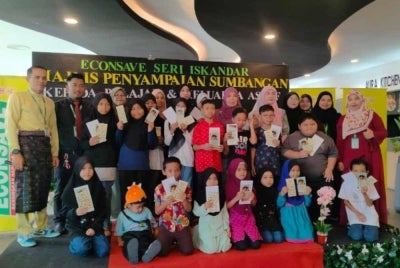 Seramai 40 murid SKSI dalam kalangan asnaf menerima sumbangan daripada Econsave Seri Iskandar, baru-baru ini.